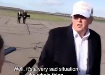 Donald Trump dio una entrevista en un campo de aviación.