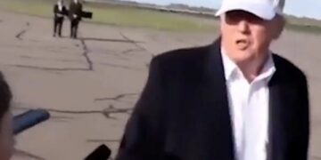 Donald Trump dio una entrevista en un campo de aviación.