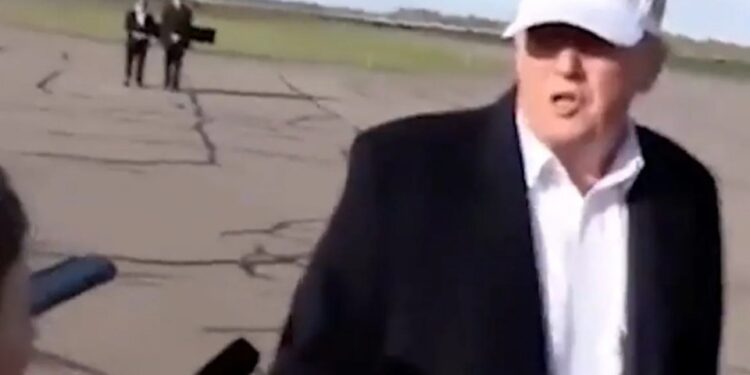 Donald Trump dio una entrevista en un campo de aviación.