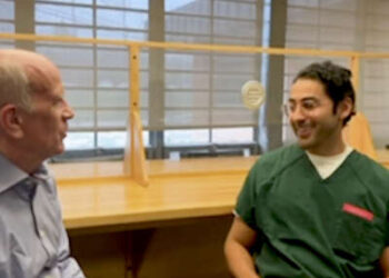 El senador Peter Welch se reúne con Mohsen Mahdawi en un video lanzado en la cuenta X de Welch el 21 de abril de 2025.