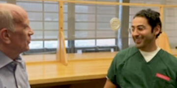 El senador Peter Welch se reúne con Mohsen Mahdawi en un video lanzado en la cuenta X de Welch el 21 de abril de 2025.