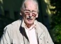Gregor Formanek, de 98 años, fuera de su casa.