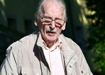 Gregor Formanek, de 98 años, fuera de su casa.