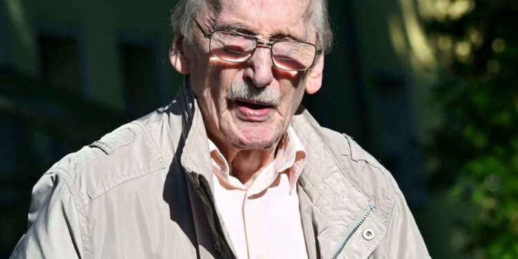 Gregor Formanek, de 98 años, fuera de su casa.