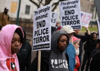 Los manifestantes protestan por la muerte de Tire Nichols el 28 de enero de 2023 en Memphis, Tennessee.