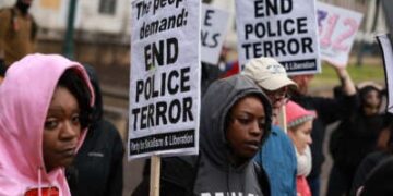 Los manifestantes protestan por la muerte de Tire Nichols el 28 de enero de 2023 en Memphis, Tennessee.