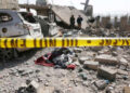 Los expertos forenses buscan los escombros de una casa después de que fue golpeado por ataques aéreos dirigidos por los Estados Unidos el 7 de abril de 2025, en Sana'a, Yemen.