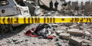 Los expertos forenses buscan los escombros de una casa después de que fue golpeado por ataques aéreos dirigidos por los Estados Unidos el 7 de abril de 2025, en Sana'a, Yemen.