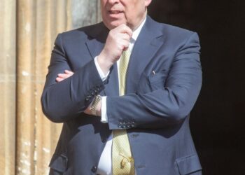 Príncipe Andrew, duque de York, saliendo de la Capilla de San Jorge.