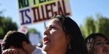 Los partidarios de los derechos de los inmigrantes se preparan para marchar a un centro de detención de hielo en el Día Internacional de Migrantes, 18 de diciembre de 2024, en Los Ángeles, California.