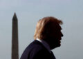 El presidente Donald Trump habla con los medios de comunicación cuando sale de la Casa Blanca el 25 de abril de 2025 en Washington, DC