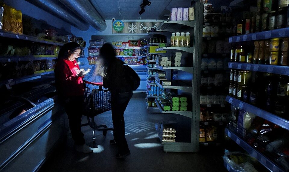 Un trabajador ayuda a un cliente con una antorcha en un supermercado durante un corte de energía que llegó a grandes partes de España, en Barcelona, ​​España el 28 de abril de 2025. Reuters/Nacho Doce TPX Imágenes del día