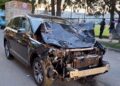 Un SUV negro severamente dañado después de golpear a una multitud.