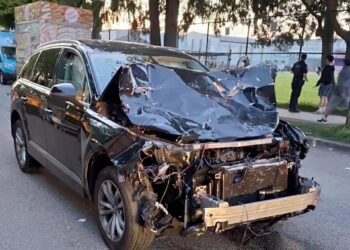 Un SUV negro severamente dañado después de golpear a una multitud.