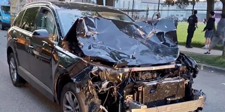 Un SUV negro severamente dañado después de golpear a una multitud.