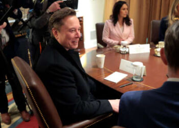 Elon Musk asiste a una reunión de gabinete en la Casa Blanca el 10 de abril de 2025 en Washington, DC