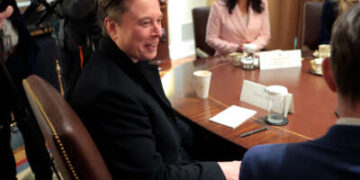 Elon Musk asiste a una reunión de gabinete en la Casa Blanca el 10 de abril de 2025 en Washington, DC
