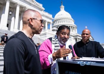 El líder de la minoría de la Cámara de Representantes, Hakeem Jeffries, el reverendo Dr. William Barber y el senador Cory Booker, realizan una conversación transmitida en vivo con los estadounidenses enfocados en