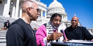 El líder de la minoría de la Cámara de Representantes, Hakeem Jeffries, el reverendo Dr. William Barber y el senador Cory Booker, realizan una conversación transmitida en vivo con los estadounidenses enfocados en