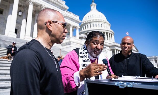 El líder de la minoría de la Cámara de Representantes, Hakeem Jeffries, el reverendo Dr. William Barber y el senador Cory Booker, realizan una conversación transmitida en vivo con los estadounidenses enfocados en