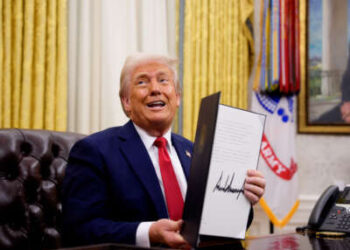 El presidente Donald Trump firma una orden ejecutiva en la Oficina Oval de la Casa Blanca el 31 de marzo de 2025 en Washington, DC