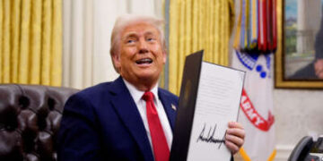 El presidente Donald Trump firma una orden ejecutiva en la Oficina Oval de la Casa Blanca el 31 de marzo de 2025 en Washington, DC