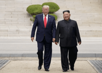 Donald Trump y Kim Jong Un caminando juntos.