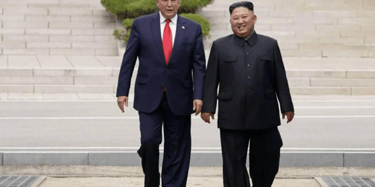 Donald Trump y Kim Jong Un caminando juntos.