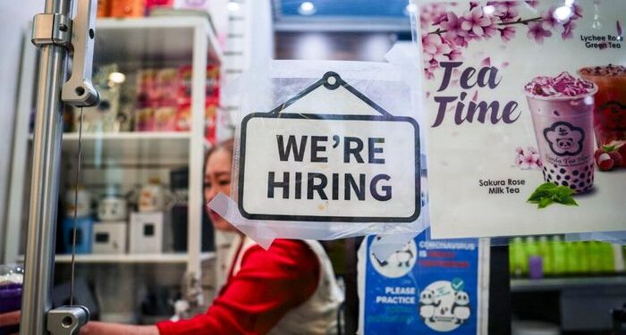 Las aperturas de trabajo de EE. UU. Deslizan a los 6 meses de baja, los despidos caen