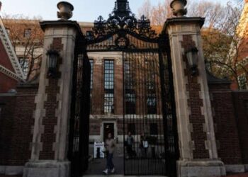 La gente deja la Universidad de Harvard el 17 de abril de 2025 en Cambridge, Massachusetts.