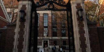 La gente deja la Universidad de Harvard el 17 de abril de 2025 en Cambridge, Massachusetts.