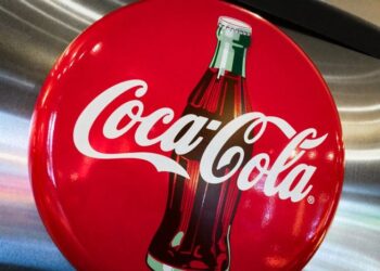 Las ganancias de Coca-Cola superan las estimaciones, ve los desafíos del mercado "manejables"