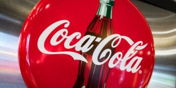 Las ganancias de Coca-Cola superan las estimaciones, ve los desafíos del mercado "manejables"