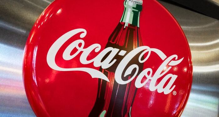 Las ganancias de Coca-Cola superan las estimaciones, ve los desafíos del mercado "manejables"