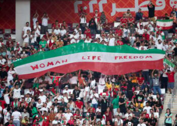 Los fanáticos iraníes sostienen un banner que dice "Mujer libertad de vida" Durante el partido del Grupo B de la Copa Mundial de la FIFA 2022 entre Inglaterra e Irán en el Estadio Internacional Khalifa el 21 de noviembre de 2022, en Doha, Qatar.
