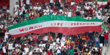 Los fanáticos iraníes sostienen un banner que dice "Mujer libertad de vida" Durante el partido del Grupo B de la Copa Mundial de la FIFA 2022 entre Inglaterra e Irán en el Estadio Internacional Khalifa el 21 de noviembre de 2022, en Doha, Qatar.