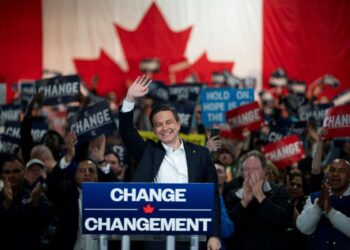El líder conservador Pierre Poilievre saluda a la multitud en un rally de campaña en Oakville, Ontario, Canadá, el 27 de abril de 2025. (Peter Power/AFP a través de Getty Images)