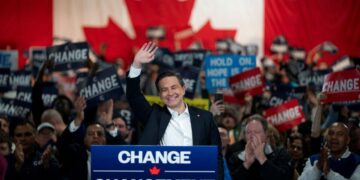 El líder conservador Pierre Poilievre saluda a la multitud en un rally de campaña en Oakville, Ontario, Canadá, el 27 de abril de 2025. (Peter Power/AFP a través de Getty Images)