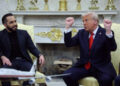 El presidente Donald Trump se reúne con el presidente Nayib Bukele de El Salvador en la Oficina Oval de la Casa Blanca el 14 de abril de 2025 en Washington, DC