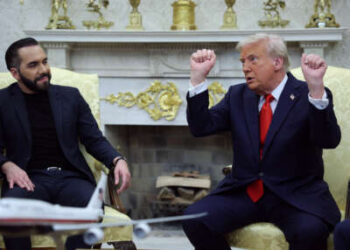 El presidente Donald Trump se reúne con el presidente Nayib Bukele de El Salvador en la Oficina Oval de la Casa Blanca el 14 de abril de 2025 en Washington, DC