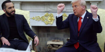 El presidente Donald Trump se reúne con el presidente Nayib Bukele de El Salvador en la Oficina Oval de la Casa Blanca el 14 de abril de 2025 en Washington, DC