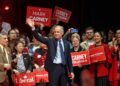El primer ministro de Canadá y líder del partido liberal Mark Carney Waves a los partidarios en una fiesta de la victoria en Ottawa el 29 de abril de 2025. (Dave Chan/AFP a través de Getty Images)