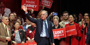 El primer ministro de Canadá y líder del partido liberal Mark Carney Waves a los partidarios en una fiesta de la victoria en Ottawa el 29 de abril de 2025. (Dave Chan/AFP a través de Getty Images)