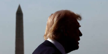 El presidente Donald Trump habla con los medios de comunicación cuando sale de la Casa Blanca el 25 de abril de 2025 en Washington, DC