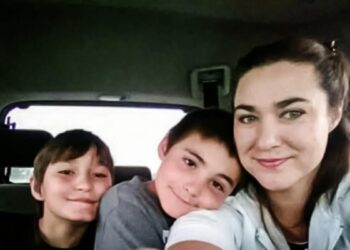 Samantha Rayburn ha tratado a sus hijos, Holden y Wyatt, con remedios a base de hierbas desde que eran bebés y cree en la plataforma Make America Again de Robert F. Kennedy Jr. (Foto cortesía de Samantha Rayburn)