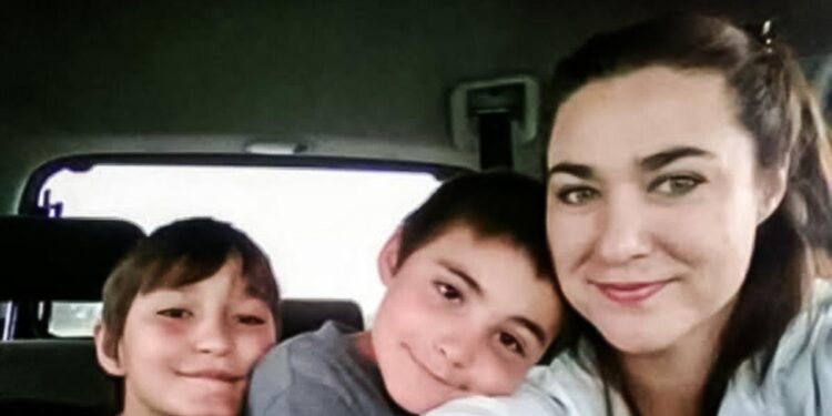 Samantha Rayburn ha tratado a sus hijos, Holden y Wyatt, con remedios a base de hierbas desde que eran bebés y cree en la plataforma Make America Again de Robert F. Kennedy Jr. (Foto cortesía de Samantha Rayburn)