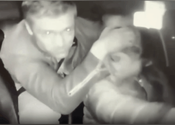 Imágenes de cámaras de seguridad en blanco y negro de un hombre agrediendo a una persona en un vehículo.