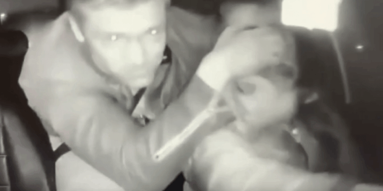 Imágenes de cámaras de seguridad en blanco y negro de un hombre agrediendo a una persona en un vehículo.