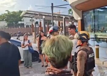 Los oficiales de policía que responden a una pelea entre turistas británicos y locales fuera de una tienda de conveniencia en Tailandia.