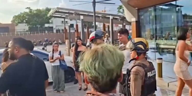 Los oficiales de policía que responden a una pelea entre turistas británicos y locales fuera de una tienda de conveniencia en Tailandia.